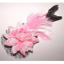 Fleur à cheveux et plumes rose clair