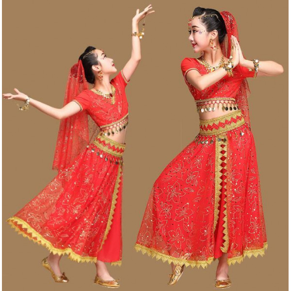 Jeune Femme Indienne Portant Un Costume Traditionnel De Danseuse Du Ventre  Dansant La Danse Orientale Exotique Avec Le Corps Et Les Mains