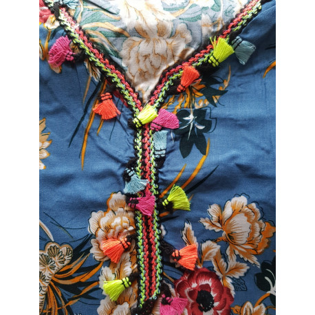 Robe longue orientale fleurs et pompons fluos