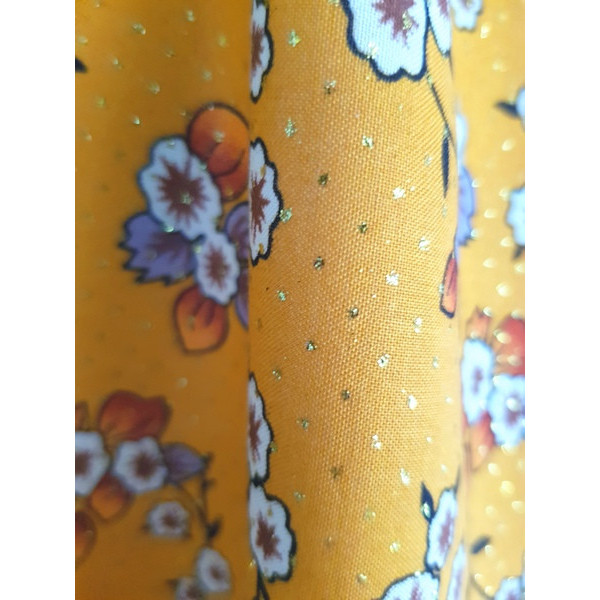Robe djellaba fille coloris moutarde, coupe ample avec motifs fleuris et pompons