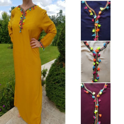 Djellaba femme unie décor pompons colorés 