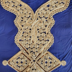 Détail col brodé doré sur djellaba fille bleu roi