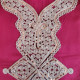 Détail broderie argentée sur djellaba fille bordeaux