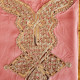 Détail col brodé doré sur djellaba fille rose