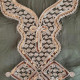 Détail col brodé argenté sur djellaba fille kaki