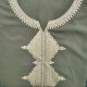 djellaba motif brodé losange en coton bordeau zoom sur la couleur 
