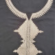 djellaba motif brodé losange en coton noir sur la broderie ocre