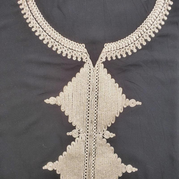 djellaba motif brodé losange en coton noir sur la broderie ocre
