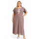 djellaba motif brodé losange en coton taupe porté par un mannequin sur fond blanc