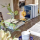 Brûleur d’encens décoratif doré posé sur une étagère avec livres et tasse de café