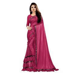 Sari indien rose effet pailleté doré avec galon noir porté par mannequin, tissu traditionnel en viscose à draper 