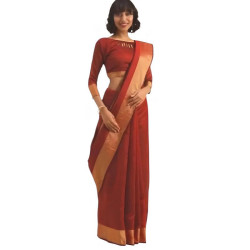 Sari indien rouge à bordure orange porté par mannequin, tissu traditionnel fluide à draper 
