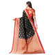 Sari indien noir et rouge satiné décor doré porté par mannequin, tissu fluide traditionnel