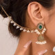 Boucles d’oreilles indiennes dorées à perles et strass vert émeraude avec ornement de cheveux intégré