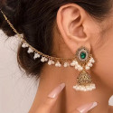 Boucles d’oreilles indiennes dorées à perles et strass vert émeraude – ornement de cheveux intégré