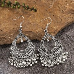 Boucles d’oreilles indiennes argentées à breloques pendantes