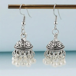 Bijoux orientaux argentés style Jhumka avec perles nacrées