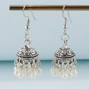 Boucles d’oreilles Jhumka indiennes argentées perles blanches