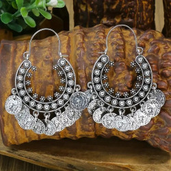 Boucles d’oreilles indiennes argentées à pièces gravées sur fond bois