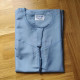 Qamis enfant Omani bleu jean à manches longues avec tarboucha décorative et col pression