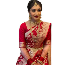 Sari indien rouge doré femme porté sur une femme assise