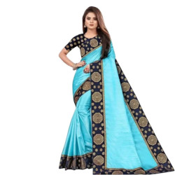 Sari indien bleu clair traditionnel bordure bleue face sur fond blanc