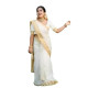 Sari indien femme Kasavu blanc cassé et doré porté lors d’une cérémonie traditionnelle du Kerala