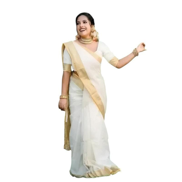 Sari indien femme Kasavu blanc cassé et doré porté lors d’une cérémonie traditionnelle du Kerala