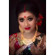 Maquillage traditionnel indien avec sindoor rouge bordeaux brillant sur femme en sari