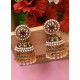 Jhumkas dorés indiens portés, décorés de perles et pierres rouges et vertes