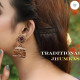 Boucles d’oreilles jhumka dorées avec perles blanches et pierres colorées