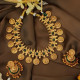 parure bijoux indiens traditionnel dorée et verte présentée à plat