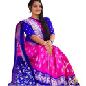 Coupon de sari indien bleu et rose à motifs éléphants traditionnels