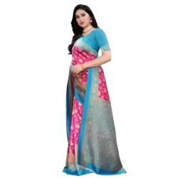 Sari indien bleu clair et fuchsia pour femme, motifs floraux et bordure décorative, porté debout