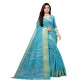 Sari indien bleu ciel fluide porté de face, motifs traditionnels beiges et bordure élégante pour tenue féminine