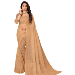 Sari indien beige uni à motif fin, porté par femme, style élégant et traditionnel