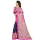 Femme portant un sari indien bicolore fuchsia et bleu à motifs dorés, vue de profil