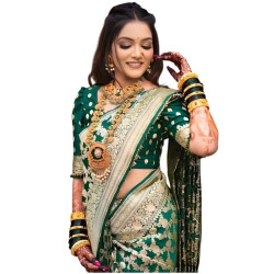Femme indienne souriante portant un sari indien vert et or richement brodé, bijoux traditionnels et henné aux mains