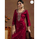 Kurti indienne bordeaux brodée portée de face, tunique longue ethnique élégante