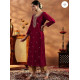 Kurti indienne bordeaux vue de profil, tunique longue ethnique avec broderies fines