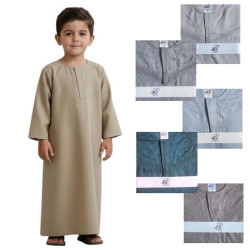 Qamis garçon omani chiné porté par un enfant, aperçu des différentes couleurs disponibles