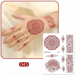 Tatouage temporaire henné motif mandala floral appliqué sur la main