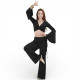 Ensemble danse orientale femme noir en mouvement avec manches évasées et pantalon évasé
