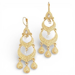Boucles d’oreilles orientales plaqué or longues style chandelier avec strass et pendants goutte portées