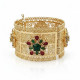 Bijou oriental plaqué or bracelet large arabesque manchette ajourée pierres rouges et vertes