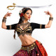 Danseuse tribal ATS équilibrant un sabre de danse orientale sur la tête
