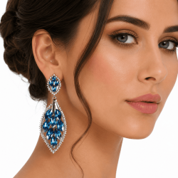 Femme portant des boucles d’oreilles pendantes turquoise à strass style oriental chic sur fond blanc
