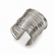 Bracelet manchette argenté fils multiples porté au poignet femme style moderne chic