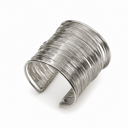 Bracelet manchette argenté fils multiples porté au poignet femme style moderne chic