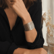Bracelet fantaisie manchette argentée en fils métalliques finition brillante vue lifestyle femme